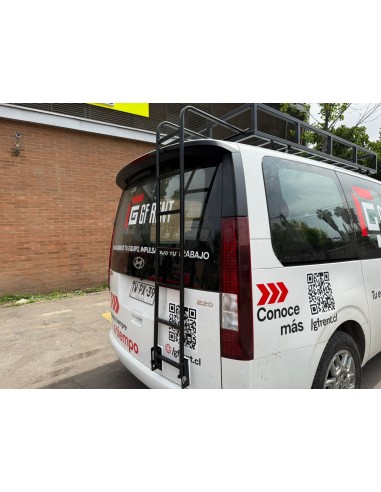 PARRILLA METÁLICA CON ESCALERA FURGÓN.