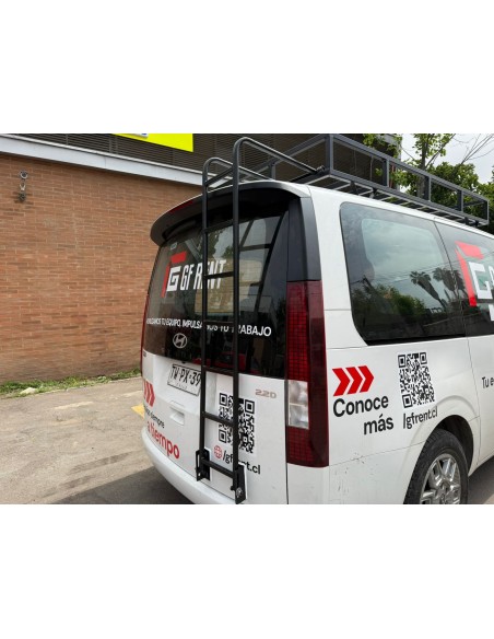 PARRILLA METÁLICA CON ESCALERA FURGÓN.