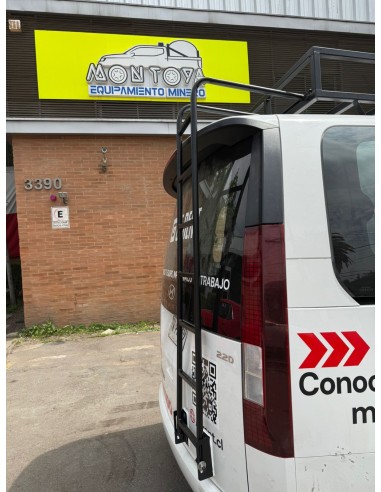 PARRILLA METÁLICA CON ESCALERA FURGÓN.