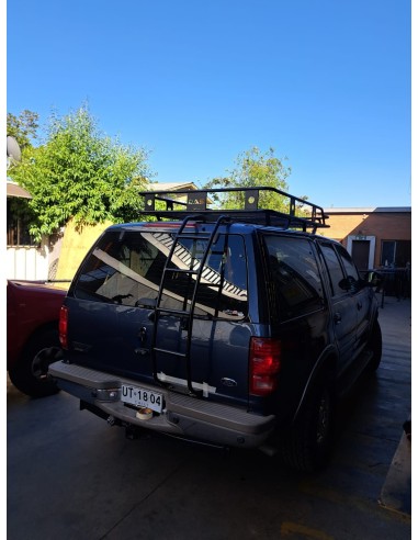 PARRILLA METÁLICA CON ESCALERA FURGÓN.