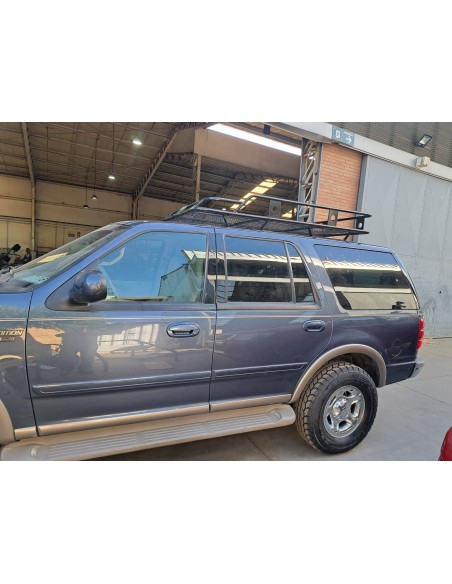 PARRILLA METÁLICA CON ESCALERA FURGÓN.