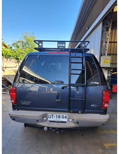 PARRILLA METÁLICA CON ESCALERA FURGÓN.