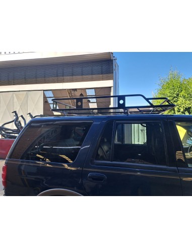 PARRILLA METÁLICA CON ESCALERA FURGÓN.