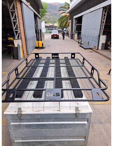 PARRILLA METÁLICA CON ESCALERA FURGÓN.