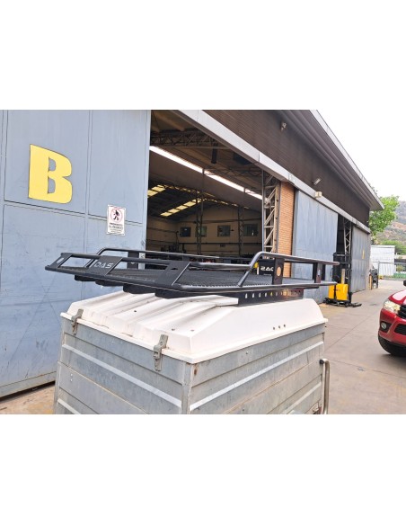 PARRILLA METÁLICA CON ESCALERA FURGÓN.